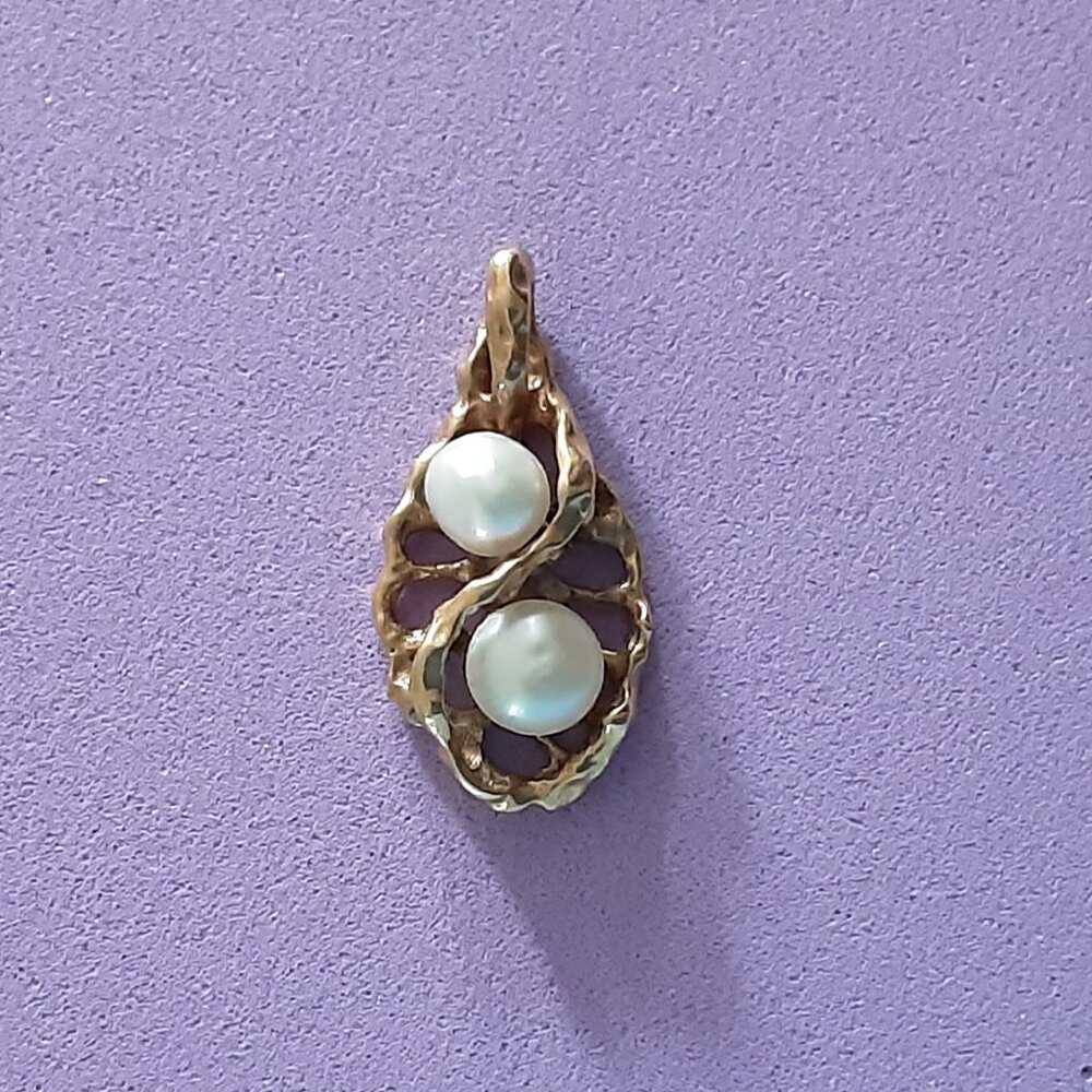 Cultured Pearl Pendant set in 14K Yellow Gold